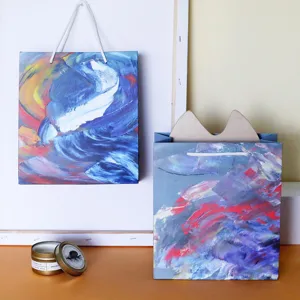 Bolsa de regalo de papel con estilo de pintura al óleo abstracta, ideal para envolver ropa.