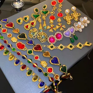 Vintage Barock Goldfarben Bunte Edelstein Herz Kreuz Ohrringe und Ketten Armband Schmuck.