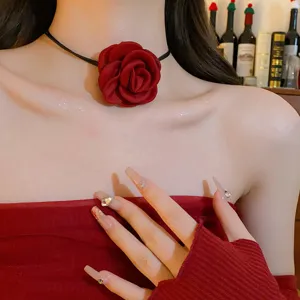 Französische rote Rosen Choker Halskette, elegante Stoff Blume Design für Damen und Mädchen.