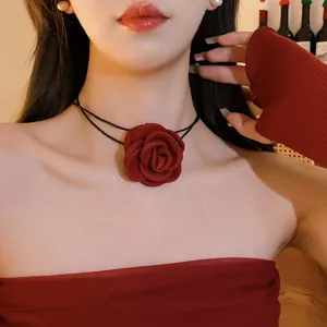 Französische Luxus rote Rose Choker Halskette für Damen, elegante Stoffblumen Kette Schmuck.