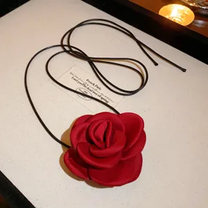 Elegante rote Stoffrosenhalskette mit schwarzem Band, französischer Choker für Damen.