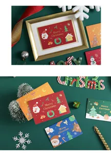 Nahaufnahme von kreativen Cartoon-Weihnachtskarten mit festlichen Motiven wie Weihnachtsmann.