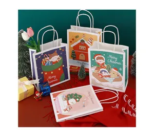 Detailansicht süßer Weihnachtspapiergeschenktüten mit festlichen Cartoon-Motiven und Griffen.