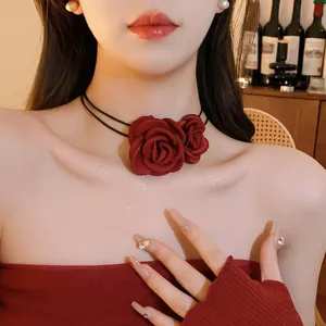 Elegante rote Stoff Rosen Blumen Choker Halskette für Damen, stilvoller floraler Halsschmuck.