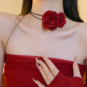 Exquisite Stoff Rosen Choker Halskette Detail, französischer Stil doppelte schwarze Kette.