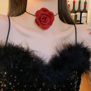Elegante rote Stoff Rosen Choker Halskette für Damen, schicker Blumenschmuck Trend.