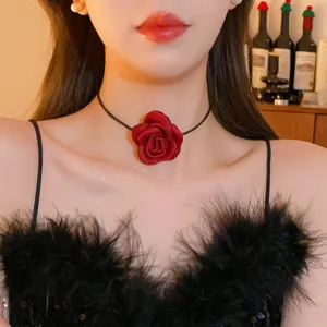 Französische rote Rosen Stoff Kette Detailaufnahme, elegante florale Halskette für Damen Stil.