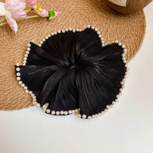 Zwarte satijnen haarelastiek met parels, elegante haarscrunchie voor vrouwen en paardenstaart.