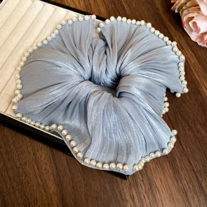 Blauwe geplooide haarelastiek met parelrand elegante faux parel haarband voor dames en meisjes