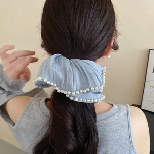 Elegante geplooide parel haarscrunchie voor dames, zachte chiffon paardenstaart haaraccessoire.