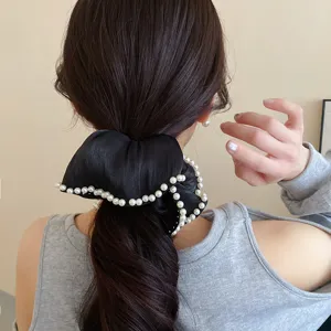 Retro stoffen parel haarscrunchie voor vrouwen, elegante lage paardenstaart haaraccessoire.