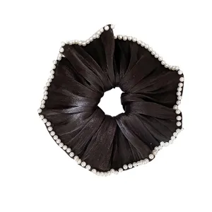 Zwarte geplooide parel haarelastiek elegante haaraccessoire modieuze staartouder hoofdaanzicht