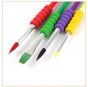 Vue rapprochée détaillée de pinceaux en nylon colorés pour enfants avec poignées mousse.