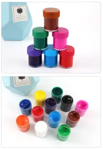 Detalle en primer plano del conjunto de tarros de pintura de acuarela colorida para arte.