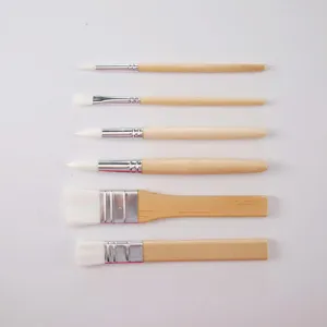 Set di 6 pennelli per bambini con manici in legno e setole bianche per dipingere.