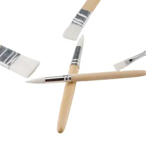 Set di pennelli per bambini con manici in legno e setole bianche per pittura e disegno.