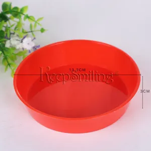 Dettaglio della tavolozza di vernice rotonda rossa in plastica, diametro 13,2 cm per bambini.
