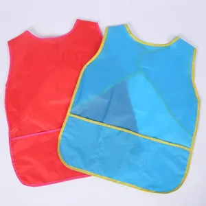 Vue détaillée de tabliers d'art sans manches imperméables pour enfants avec poche.