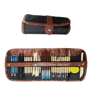 Ensemble de 36 outils de sculpture sur argile avec étui enroulable, en bois et métal.