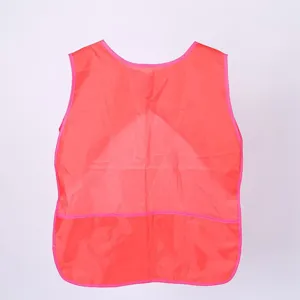 Tablier de peinture imperméable sans manches pour enfants avec poches en rouge vif et rose.