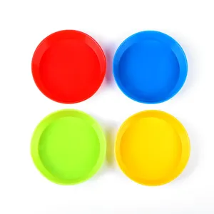 Primo piano dei dettagli di quattro vassoi di miscelazione della pittura in plastica.