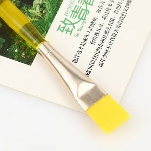 Professionelles flaches Malpinsel-Detailfoto mit gelben Borsten für die Kunstmalerei.