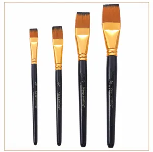 Lot de 4 pinceaux plats d'artiste avec manches noirs et viroles dorées pour travaux de peinture.