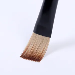 Nahaufnahme Detail des synthetischen Nylon-Kuenstlerpinselkopfes mit schwarzem Griff.