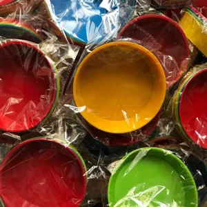 Vista di dettaglio di palette in plastica per miscelare colori con ciotole impilabili luminose