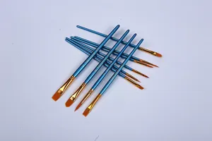 Λεπτομερής όψη σετ πινέλων ζωγραφικής καλλιτέχνη με μπλε λαβή και χρυσό σύνδεσμο.