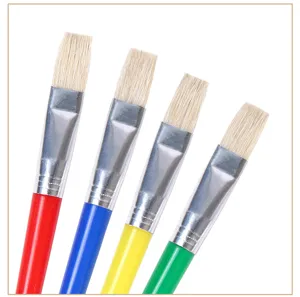 Set di 4 pennelli piatti con manico in plastica colorata e setole bianche per dipingere.