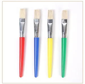 Set di pennelli piatti per bambini con manici in plastica colorata per arte e pittura.