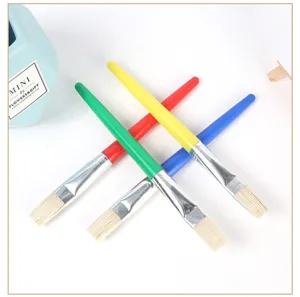 Set di pennelli per bambini con manici in plastica colorati e setole piatte per belle arti.