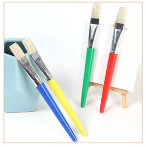Vista dettagliata del set di pennelli da pittura a olio in plastica colorata da 4 pezzi con ghiera.