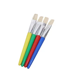 Set di 4 pennelli da pittura per bambini con manici in plastica colorati e piatti.