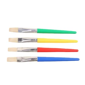 Set di 4 pennelli piatti per bambini con manici in plastica colorata per pittura.