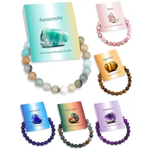 Set aus Edelstein-Perlenarmbändern mit informativen Kärtchen und Natursteinen.