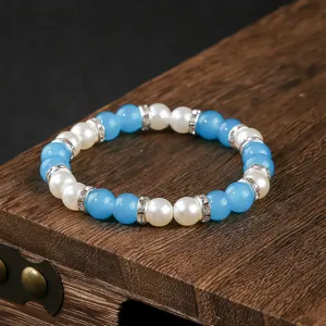 Bracciale di perle blu e bianco alla moda con cristalli luminosi per le donne eleganti.