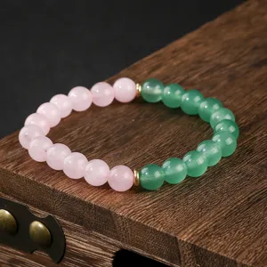 Dettaglio del braccialetto di perle di pietre preziose rosa e verdi, accessorio chic