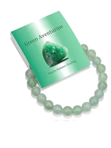 Nahaufnahme des grünen Aventurin Perlenarmbands mit glatten Natursteinperlen und passender Karte.