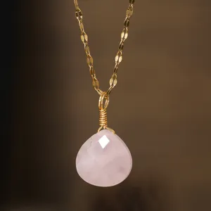 Collar con colgante de lágrima de cuarzo rosa natural y cadena dorada fina para estilo de moda