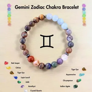 Primer plano detallado del brazalete de piedras preciosas naturales con cuentas.