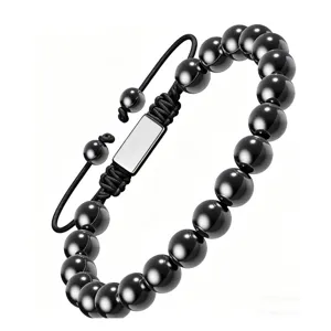 Vue détaillée du bracelet de perles noires brillantes doté d'un cordon tressé ajustable.