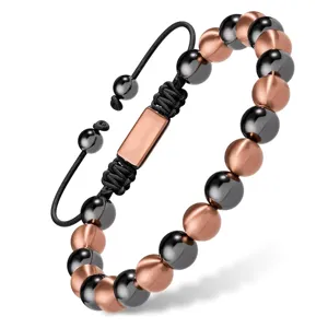 Vue détaillée du bracelet réglable en perles avec des sphères noires et or rose.