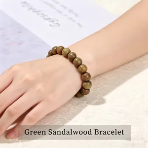 Bracelet de perles en bois de santal vert naturel avec perles rondes lisses pour un usage quotidien.