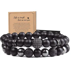 Vista detallada de la elegante pulsera de cuentas de piedra natural de doble capa con tarjeta.