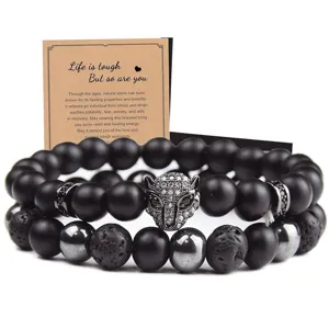 Primer plano detallado de pulsera doble de cuentas de piedra volcánica con leopardo.