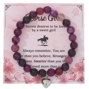 Bracciale di perle in agata rosa con ciondolo a cuore su carta floreale, regalo di gioielli
