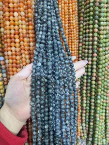 Vista detallada de hilos de cuentas de piedras naturales, cuentas sueltas para joyería