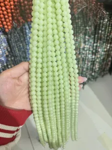 Venta al por mayor hilos de cuentas redondas verde claro, cuentas sueltas lisas para joyas.